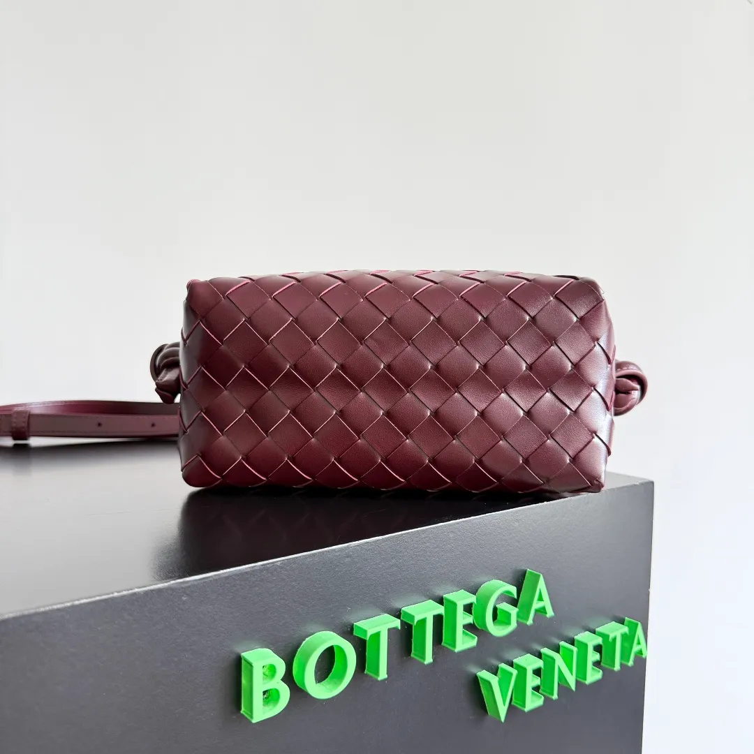 Batch 1360 BOTTEGA VENETA 2024 new loop is here! ! Many girls who like BV have owned the Loop bag. It has a simple appearance, classic weaving, and a compact and lightweight bag shape. This innovation continues the "camera bag" shape. Unlike the traditional Loop bag, which can only be worn as a crossbody bag, this innovation It can be carried by hand or cross-body, satisfying both the concave shape and daily needs. The oversized buckle can be folded and used as a handle. The sultry heat in summer ☀️ usually reduces people's desires. Having a lightweight bag will greatly enhance the happiness of traveling🫧 Style number: 796615 Size: 19*12*9cm